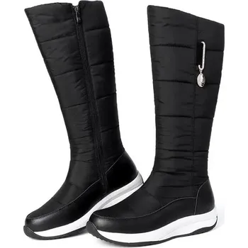 Dámské kozačky Péřové zimní kozačky s koženým detailem a přívěskem Barva: Černá, Velikost: 44