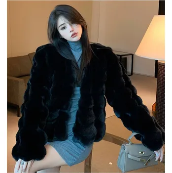 Dámský kabát Elegantní a vysoce moderní dámský zimní krátký kožíšek s "prošíváním" Barva: Černá