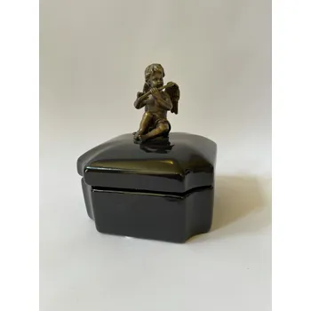 PORCELÁNOVÁ DÓZA S VÍKEM A MOSAZNÝM ANDĚLEM