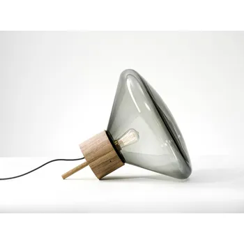 Stojací lampa Brokis MUFFINS WOOD 03A stolní/stojací svítidlo Barva skla: šedá kouřová- transparentní sklo, Povrch montury: dub evropský - bezbarvý lak, Barva el. vedení: textilní kabel - tmavě šedý
