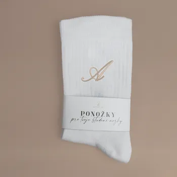 Dámské ponožky Dámské ponožky s vyšitím iniciály Velikost: 39-41, Barva ponožek: Bílá, Barva nitě a fontu: Béžová psací