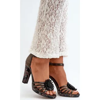 Dámské sandále Dámské sandály na podpatku s ozdobou Maciejka 06620-20 Barva: Stříbrná, Velikost: 40