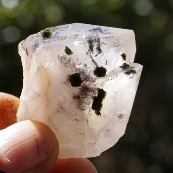 Přírodní kámen Křišťál s epidotem (269), , skladem