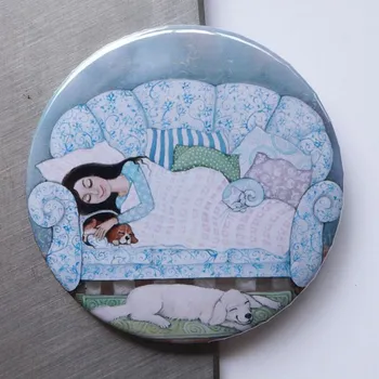 Dekorativní magnet Zuzana Honsová Odpolední spánek magnet 56 mm