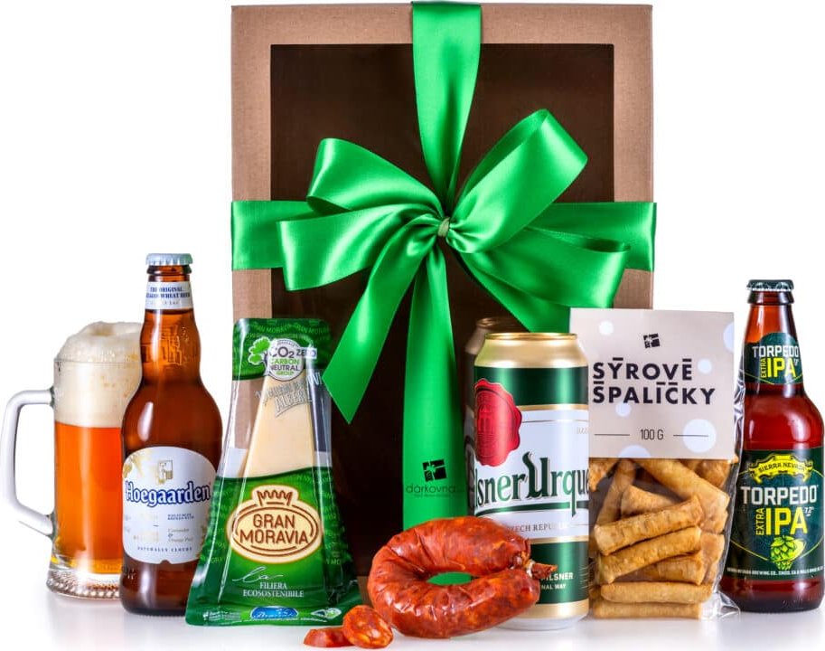 Potřebujete potěšit milovníka nejen piva, ale i masových a sýrových delikates. Tak to je přesně dárkový box pro Vás. Ke konzumaci ověřených pivních lahůdek se skvěle hodí naprosto božská pikantní klobáska, smetanový sýr a sýrové křupavé špalíčky. Dárek ne