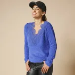 Pulovr z materiálu s chlupem, macramé výstřih do V modrá 34/36