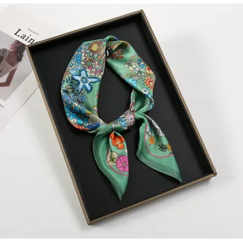 Šátek Hedvábný šátek Rozkvetlá zahrada zelená 70x70 cm v dárkovém balení, HEDVÁBNÝ SVĚT