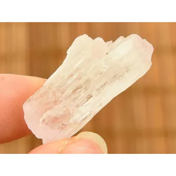 Přírodní kámen Přírodní kunzit krystal z Pákistánu 9g
