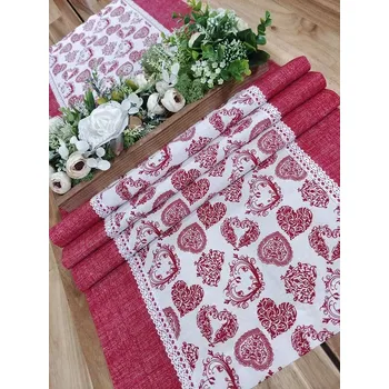 ubrus Běhoun - červená zdobená srdíčka v kombinaci s červenou