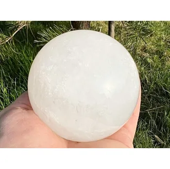 Drahý kámen Magieprirody.cz Kalcit bílý koule 88 mm 980 g přírodní kámen + dřevěný podstavec #B481