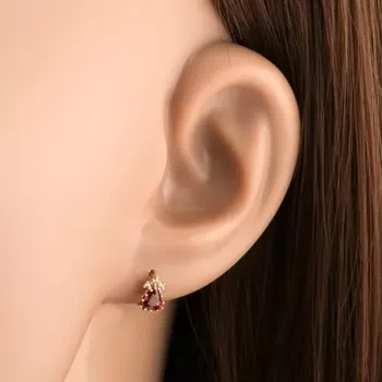 Náušnice Náušnice z 14K zlata ve tvaru trojúhelníku s granátem a kubickými zirkony