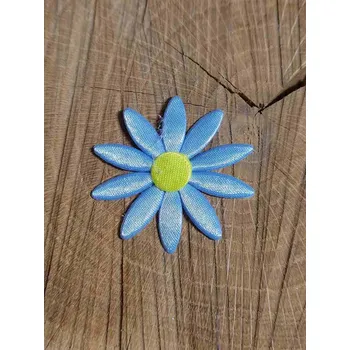 Nášivka Saténová aplikace květina světle modrá se žlutým středem
