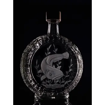 Sklenice lahev na slivovici (pálenku) 0,7l s rytinou sumce - ručně ryté (broušené) dárková krabička, dárek pro rybáře