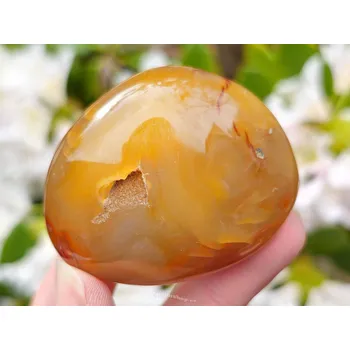 Přírodní kámen Karneol hladký kámen s dutinkou z Madagaskaru 88g