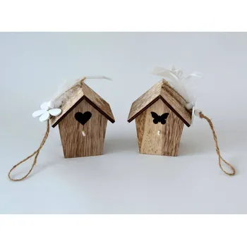 Dřevěná dekorace k zavěšení - Budka s pírkem A