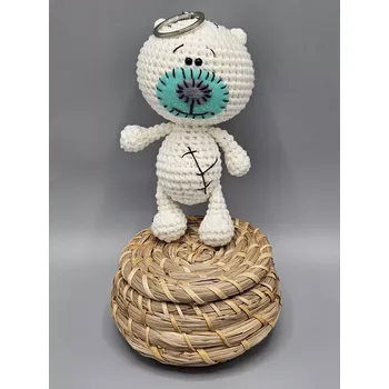 Ručně háčkovaný medvídek zdobený smetanový jako klíčenka