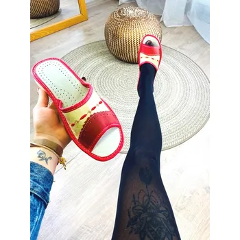 Dámské pantofle Dámské kožené papuče model 100 - červené s imitací krajky, VELIKOST 40