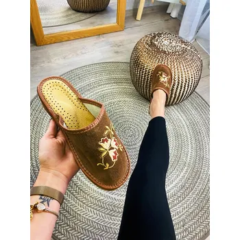 Dámské pantofle Dámské kožené papuče hnědé s kvítečky model 30, VELIKOST 37