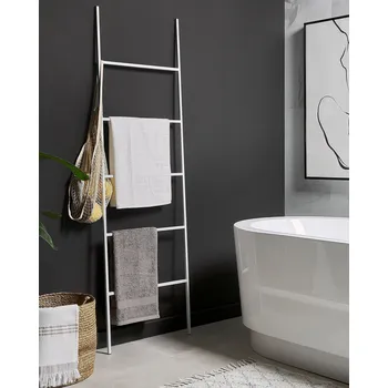 Držák na ručník Stojan na ručníky matný bílý kov 5 kolejnic stojací žebřík do koupelny moderní design Beliani