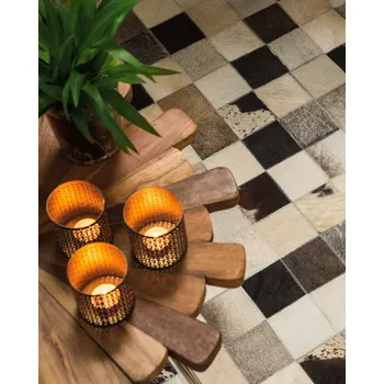 Koberec Hnědý koberec s béžovou hovězí kůží obdélníkový 80 x 150 cm krátký vlas patchwork geometrický vzor kostkovaný obývací pokoj ložnice jídelna Beliani