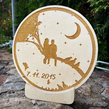 Stojánek s motivem páru a vlastním datem seznámení