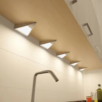 Lampička Prios Odia LED podsvícení, nerezová ocel, 5-bodové. - Napájecí kabel 200 cm; síťová zástrčka – výška 5,5 cm, šířka 4,2 cm, délka 6,5 cm 5 x 3 W LED - Doprava zdarma