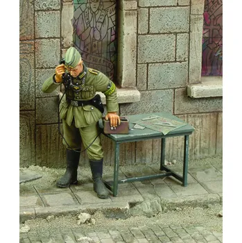 Plastikový model Royal Model 1/35 Gefreiter Signals 1941