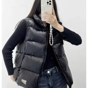 Dámská vesta Dámská prošívaná vesta s peřím a kapucí Barva: Černá, Velikost: M