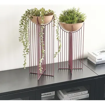 Stojan na květiny Sada 2 stojících květináčů růžová kovová 55/45 cm stojan na květiny moderní industriální styl interiér exteriér Beliani