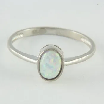 Prsten Zlatý prsten s kamenem z bílého zlata