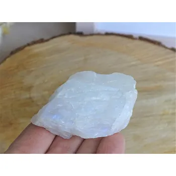 Sběratelství Měsíční kámen (adulár) Měsíční kámen: č. 6 - 85 g; rozměr cca 6 x 4 x 2,5 cm Přírodní minerály, krystaly