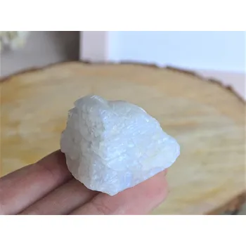 Přírodní kámen Měsíční kámen (adulár) Měsíční kámen: č. 4 - 33 g; rozměr cca 3 x 3 x 2,5 cm Přírodní minerály, krystaly