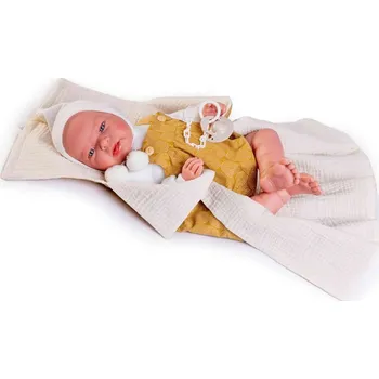 Panenka Realistické miminko Leo v hořčicovém oblečku od firmy Antonio Juan ze Španělska (Recién Nacido Leo mostaza con toquilla-cambiador)