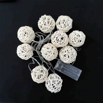 Vánoční dekorace Hjlight LED světelný řetěz s 10 bílými proutěnými koulemi 2 m