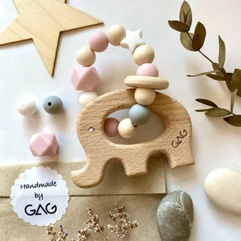 GAG design Kousátko do ručky dřevěné Hryzátko slon Růžovka