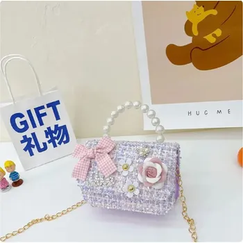 Kabelka Čína Dívčí elegantní kabelka s ouškem ozdobená kytičkou a mašlí Barva: malá fialová