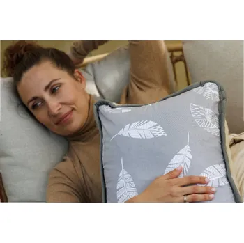 Dekorativní polštářek Wooline Polštářek z Evropské Merino vlny, šedý s peříčky 40x45 cm