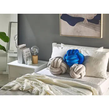 Dekorativní polštářek Dekorační sametový polštář šedý uzel 30 x 30 cm příslušenství obývací pokoj ložnice Beliani