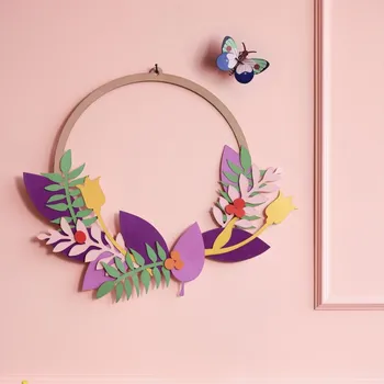 Květinový věnec - kartonová dekorace