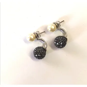 Šperk Náušnice z bižuterie s perlou (Náušnice černé kuličky, perla)