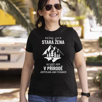Žertovný předmět Možná jsem stará žena - v přírodě - dámské tričko s potiskem