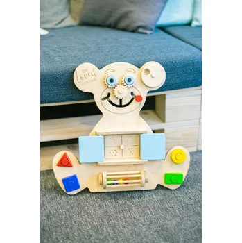 Hračka pro nejmenší Beloved boards Vzdělávací medvídek BUSY BOARD - MINI růžové dvířka