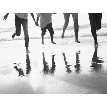 Plakát Plakát, Obraz - Family running on beach, Sam Edwards