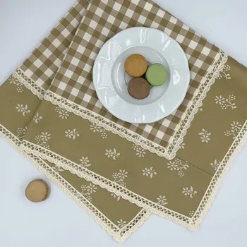 ubrus Napron - ubrus béžový kanafas kostky a kytičky s krajkou Vzor kanafasu: Kostky 12x12mm, Napron rozměr: 65x65 cm