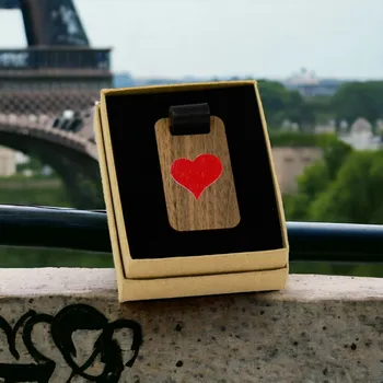 Dřevěná klíčenka s kůží - srdce