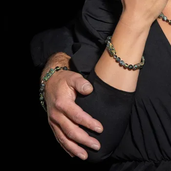 Náramek Lampglas Unisex náramek Emerald Knight s 24karátovým zlatem v perlách Lampglas, jaspisem a chirurgickou ocelí délka: L2=23,5cm