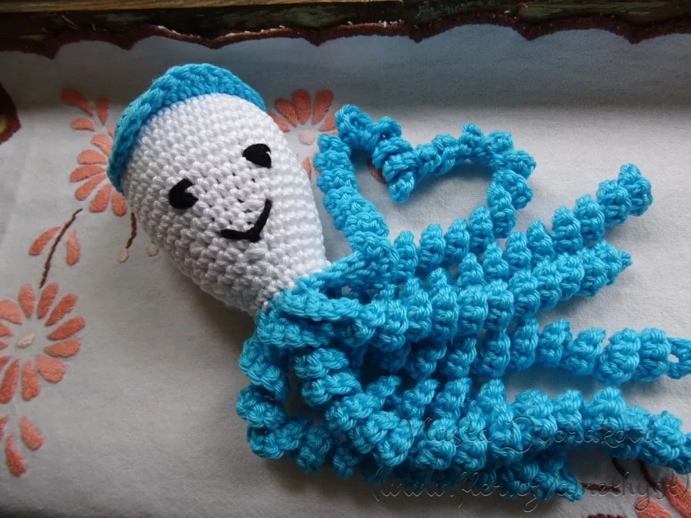 Háčkovaná chobotnička pro miminka - tyrkys