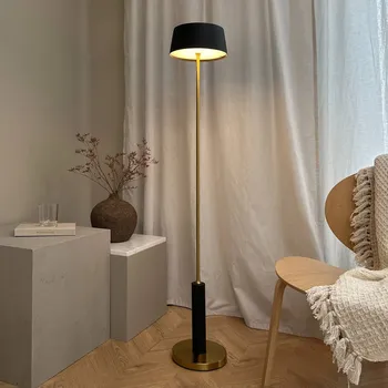 Lampička Dyberg Larsen LED nabíjecí stojací lampa Yoyo, černá, výška 125 cm - Ø základny 20 cm, délka kabelu USB 120 cm černá, mosazná 1 x 7,5 W LED - Doprava zdarma
