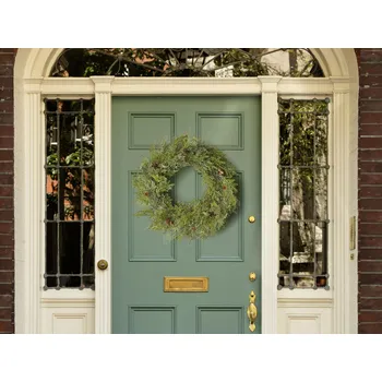 Vánoční dekorace Vánoční věnec zelený syntetický materiál 70 cm borovice šišky sezónní domácí dekorace Beliani