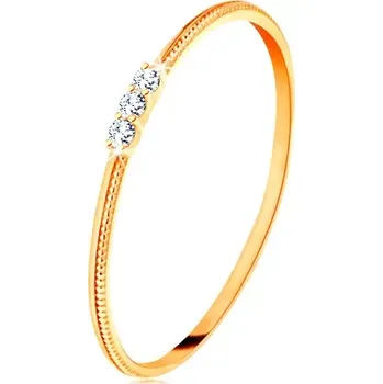 Prsten Prsten ze žlutého 14K zlata - tenká ramena s vroubky, tři čiré zirkonky - Velikost: 56